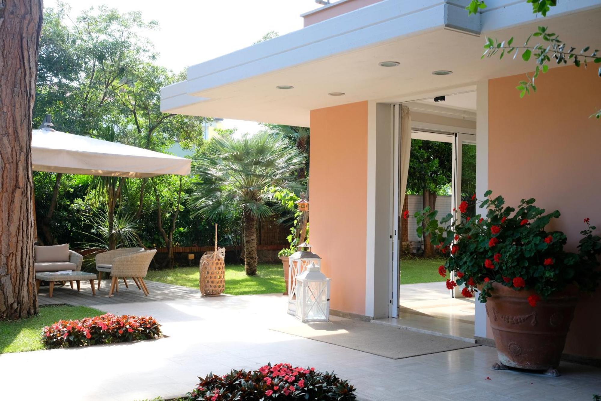 Hotel Piccolo Mondo Лидо Ди Камайоре Екстериор снимка